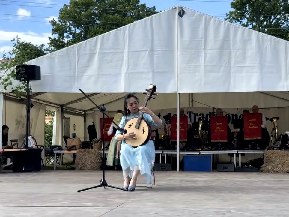 Sijia Lou spielt Zhongruan beim Markt der Traditionen in Lübbenau