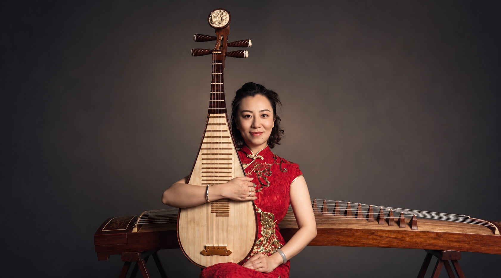 Sijia Lou mit Pipa und Guzheng in einer ruhigen Studioaufnahme