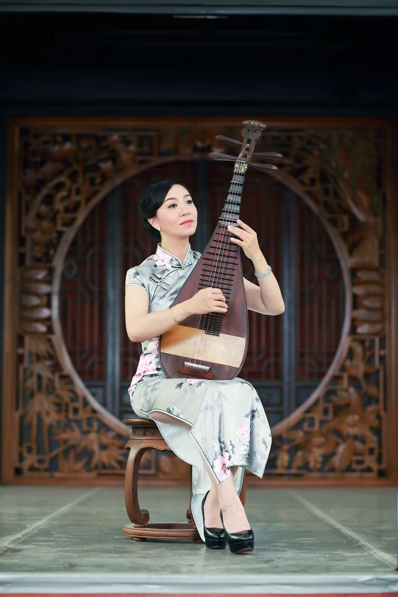 Sijia Lou bei einem Pipa-Auftritt