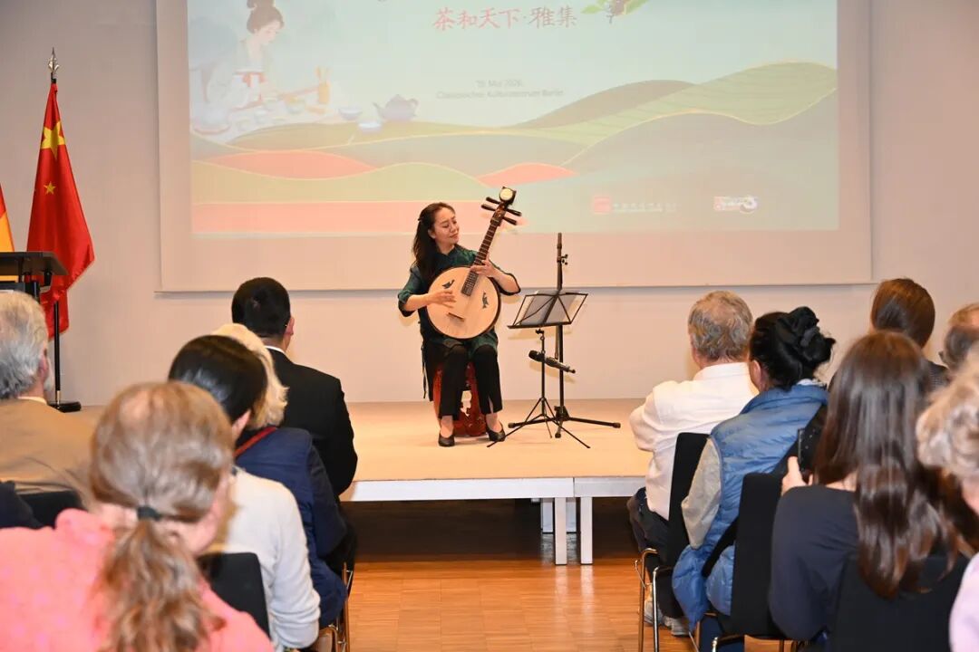 Sijia Lou spielt Zhongruan bei Tea for Harmony im Chinesischen Kulturzentrum Berlin