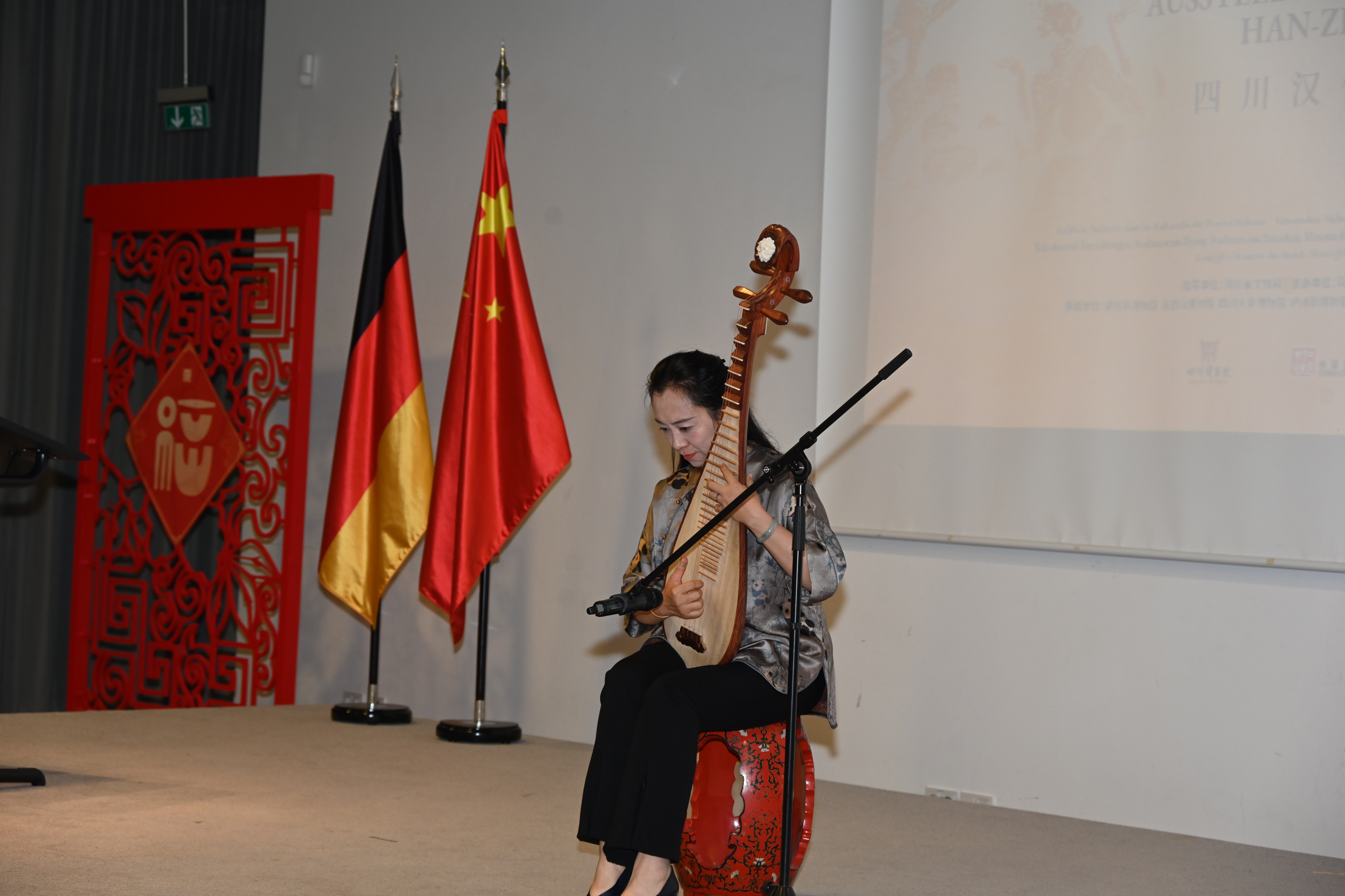 Sijia Lou spielt Pipa bei der Eröffnung der Ausstellung „Paradiesisches Land des Himmelreichs“ im Chinesischen Kulturzentrum Berlin