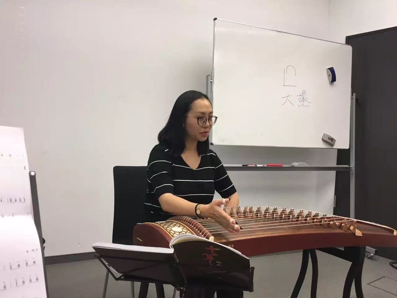 Sijia Lou unterrichtet Guzheng in einem Unterrichtsraum