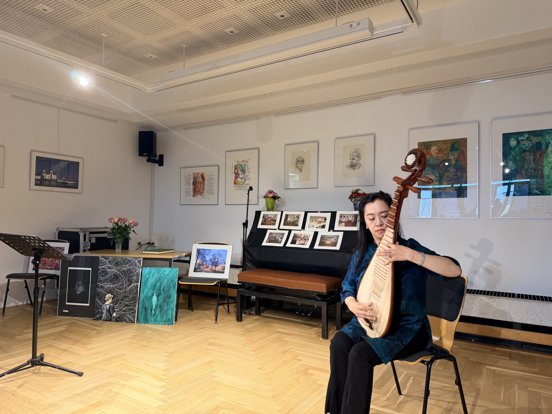 Sijia Lou spielt Pipa bei einer interkulturellen Veranstaltung in der Mark-Twain-Bibliothek und Artothek in Berlin