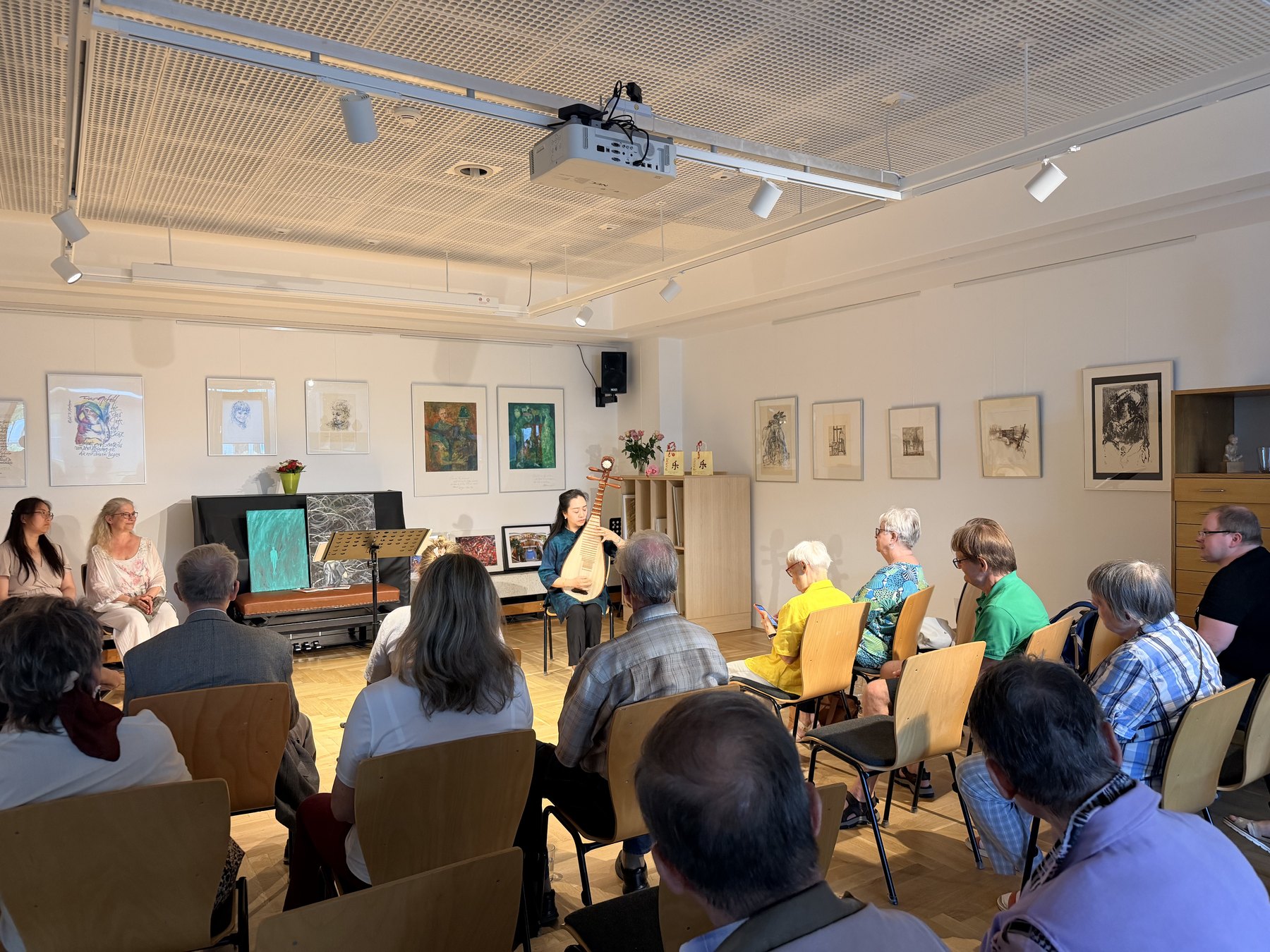 Pipa-Musik und Lesung in der Mark-Twain-Bibliothek und Artothek in Berlin