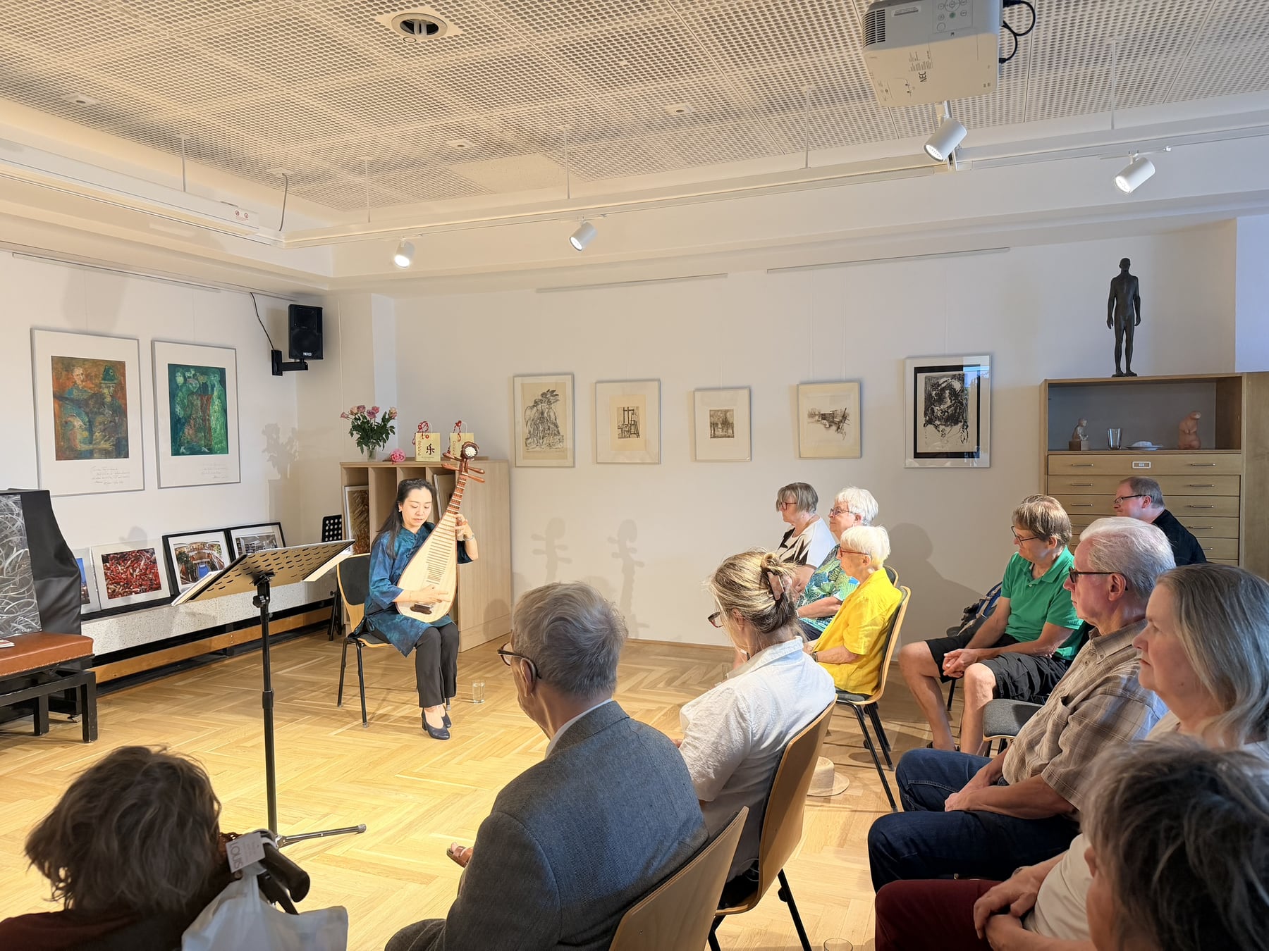 Sijia Lou spielt Pipa vor Publikum in der Mark-Twain-Bibliothek und Artothek in Berlin