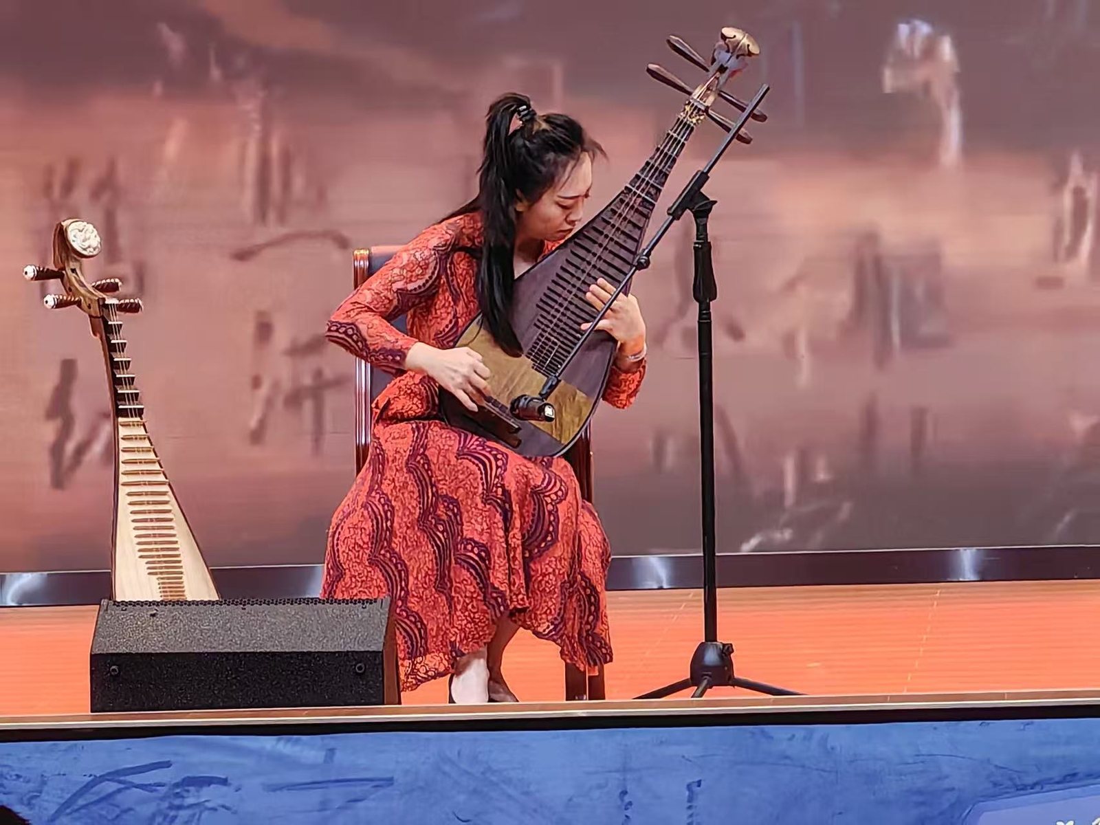 Sijia Lou spielt Pipa auf der Bühne